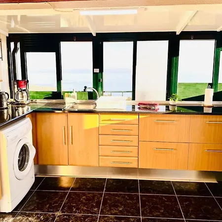 Sunshine Serenity Top Floor With Ocean Views, Private Parking In Calheta, Madeira アパート